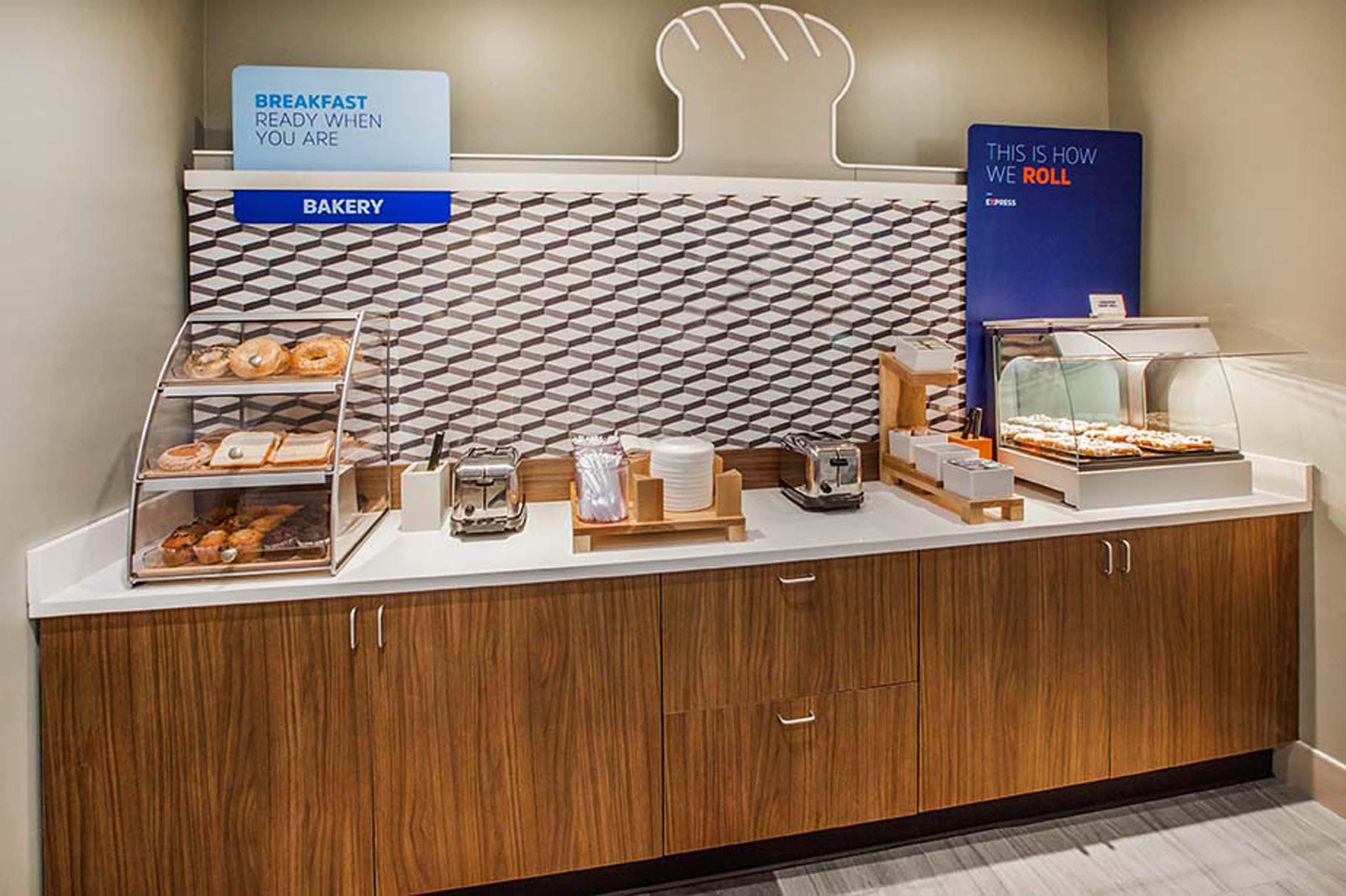 Holiday Inn Express & Suites Oakland - Airport By Ihg Exterior foto